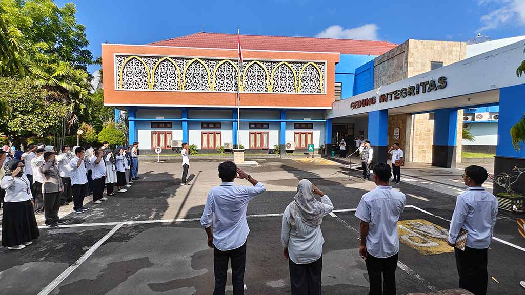 Jadi Pembina Upacara, Kepala Balai GTK NTB Sampaikan Dua Pesan Krusial untuk Seluruh Pegawai